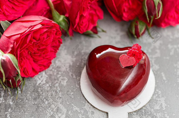 情人节一天生日问候卡蛋糕形式红色的心红色的玫瑰甜点古董木表格