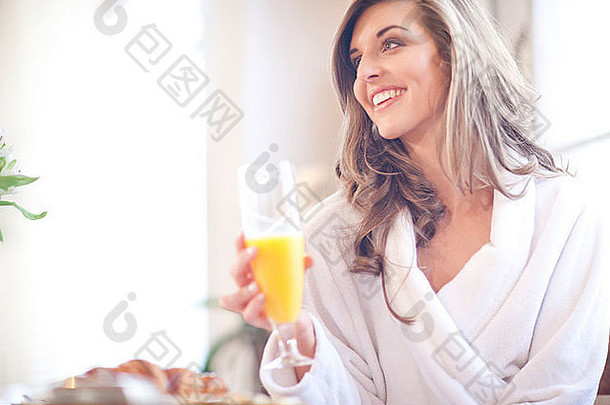 年轻的女人享受早餐床上