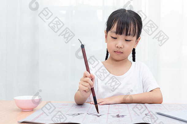 亚洲中国人女孩实践中国人书法首页
