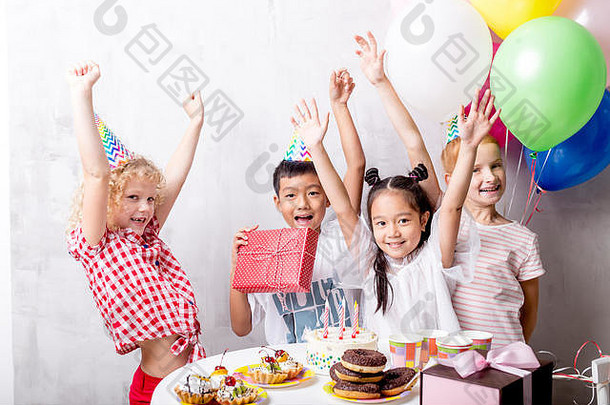 集团孩子们庆祝生日聚会，派对