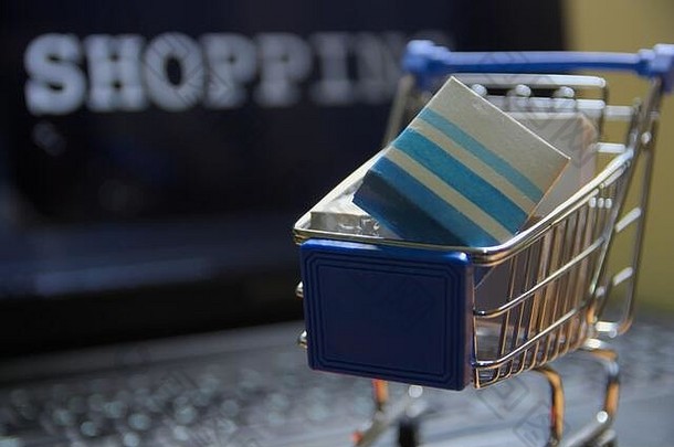 概念上的图像购买技术在线微型购物车很多盒子象征着虚拟