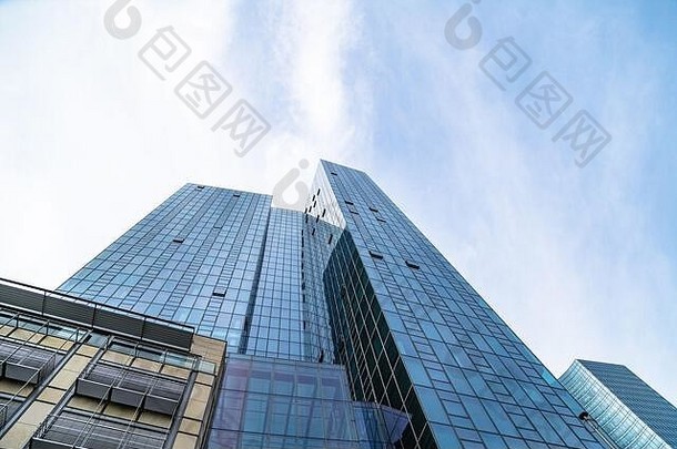 底视图蓝色的摩天大楼玻璃墙