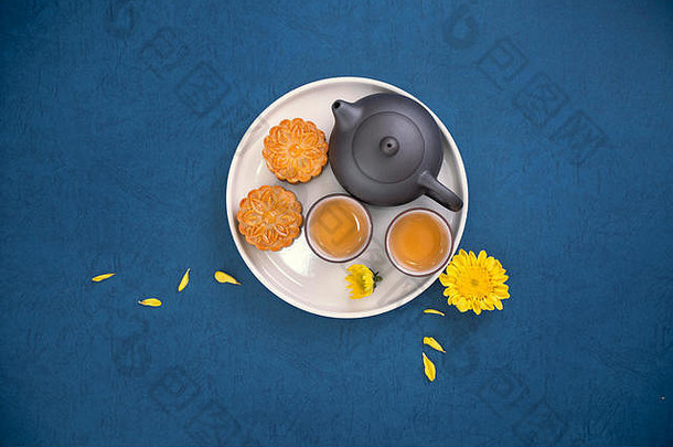 最小的简单布局月亮蛋糕蓝色的背景中秋节日有创意的食物设计概念前视图平躺复制空间