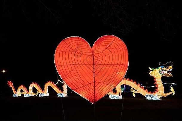 华沙波兰12月红色的心龙晚上照明中国人光节日