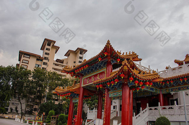 中国农历新年庆祝活动之前更换灯笼内保持寺庙装饰灯笼中国人一年庆祝活动日出金小时