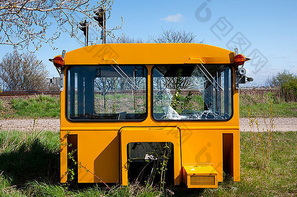 黄色的废弃的火车小屋