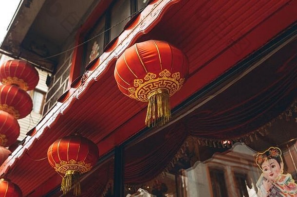 传统的亚洲<strong>东方红</strong>色的灯笼建筑