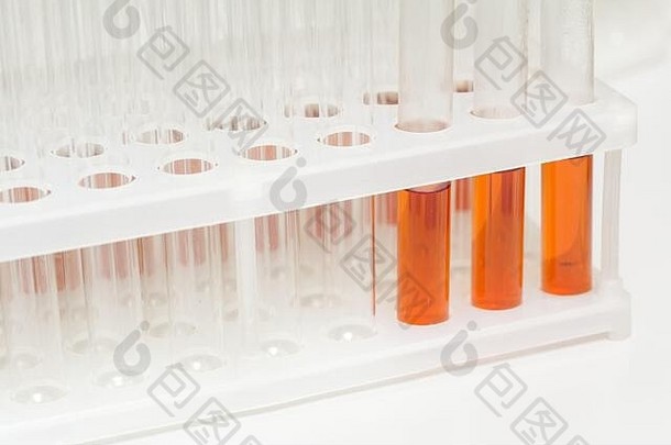实验室玻璃测试管填满橙色液体实验科学研究实验室