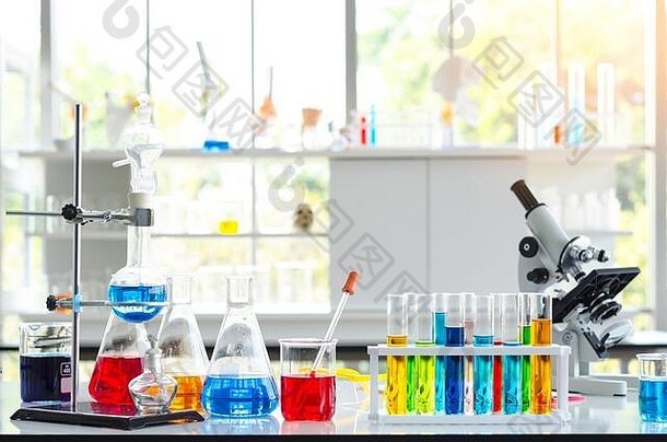 色彩斑斓的化学液体测试管显微镜实验科学实验室