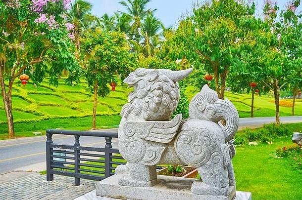 雕刻石头雕塑皮秀传统的中国人神话生物部分狮子部分龙位于中国花园拉贾普鲁克由