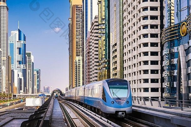 地铁火车摩天大楼谢赫。扎耶德路迪拜阿联酋