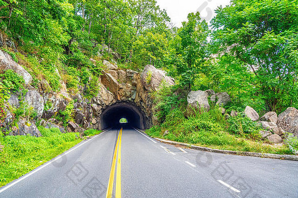 隧道岩石天际线开车国家公园天际线开车英里长运行蓝色的脊百汇阿巴拉契亚