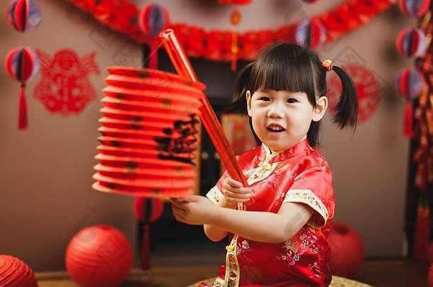 中国人蹒跚学步的女孩传统的沙拉酱手持有中国人灯笼赵蔡金堡意义财富未来庆祝中国人