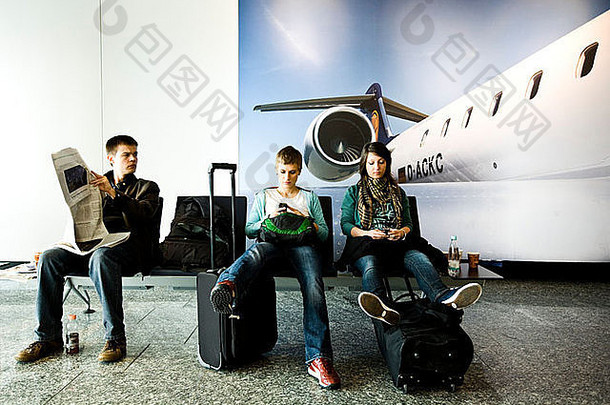 年轻的人等待离开飞行法兰克福机场