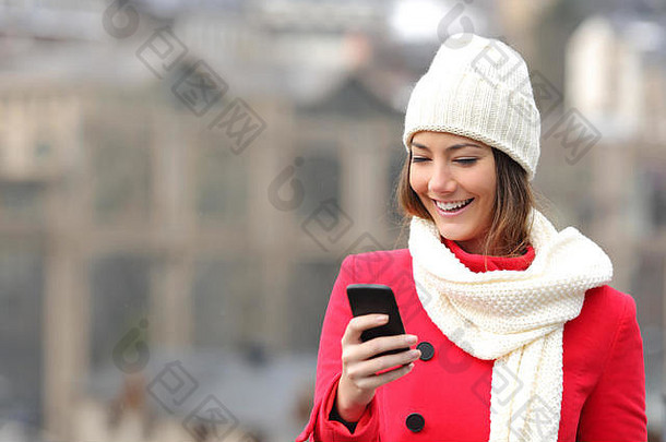 女孩发短信移动电话冬天