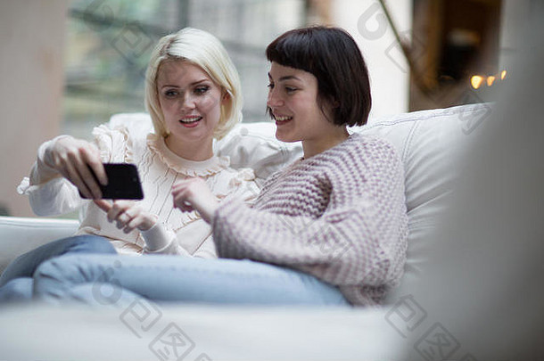 年轻的成人女朋友看视频智能手机