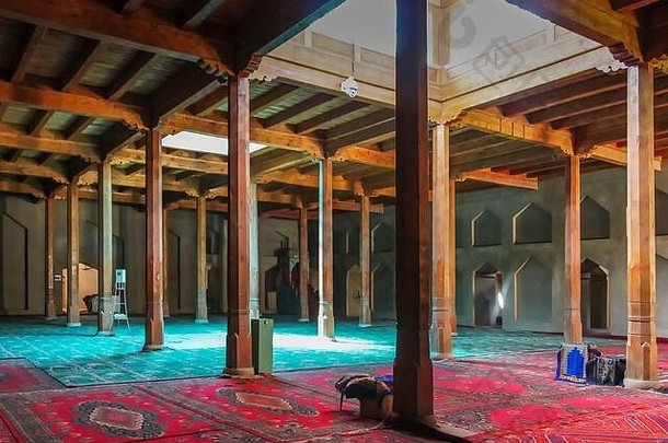 吐鲁番新疆中国7月室内祈祷大厅清真寺相邻确定尖塔支持木柱子