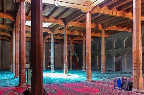 吐鲁番新疆中国7月室内祈祷大厅清真寺相邻确定尖塔支持木柱子
