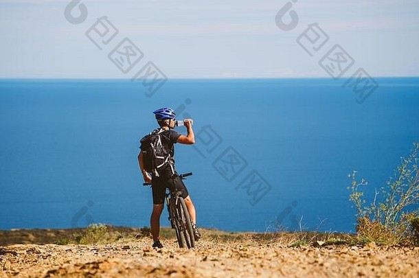 年轻的的家伙山自行车<strong>停止</strong>喝水Jar多石的路地中海海西班牙