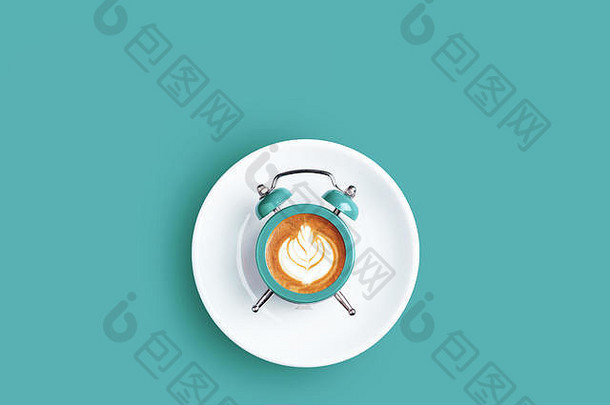 报警时钟刻度盘卡布奇诺咖啡绿松石背景最小的风格咖啡时间概念