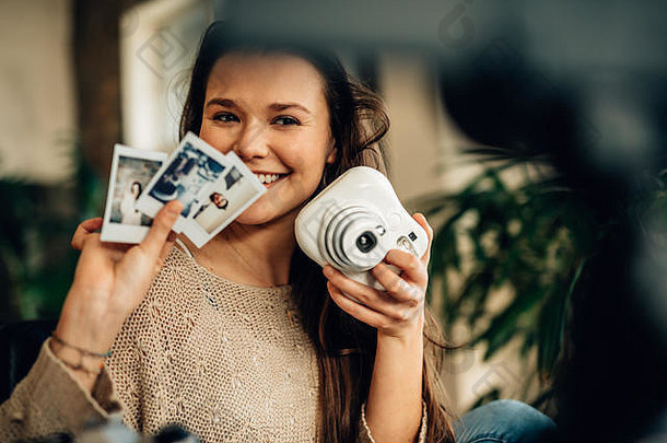 微笑女人显示即时相机照片视频记录内容博客博主记录内容博客