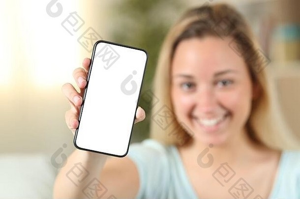 关闭前面视图肖像十几岁的女孩展示移动电话空白屏幕首页