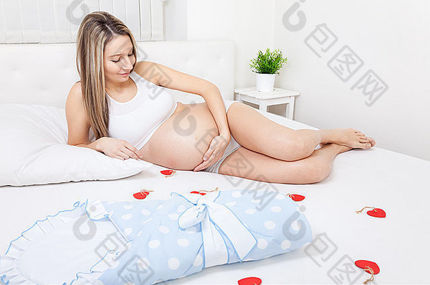年轻的怀孕了女人放松床上