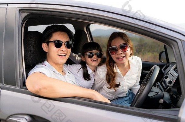 快乐亚洲家庭父亲妈妈。女儿穿太阳镜紧凑的车微笑开车旅行假期车保险租金