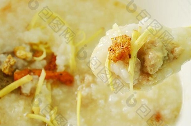 大米粥剁碎猪肉片姜塑料汤勺子