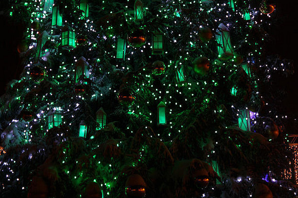 圣诞节树装饰加兰灯球照亮绿色关闭