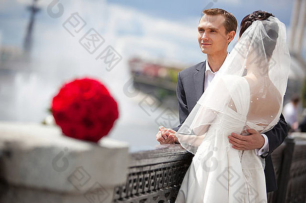 年轻的夫妇婚礼河