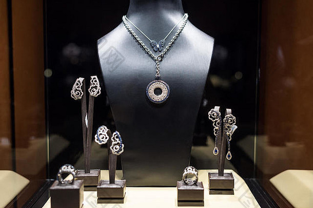 各种珠宝商店窗口环手镯耳环项链站出售
