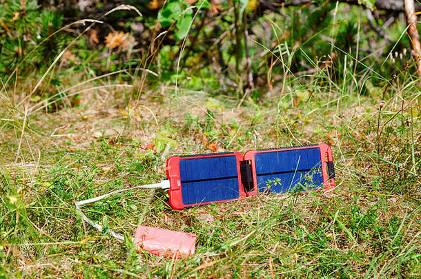 可移植的太阳能面板指控电池powerbank替代能源源野生概念
