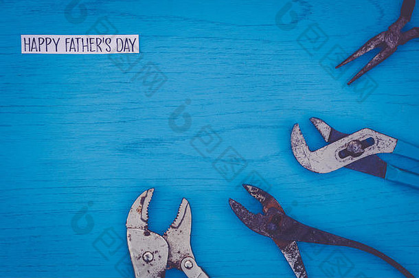 快乐父亲的一天生活概念穿工具蓝色的董事会平躺古董设置