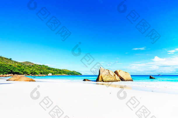 风景如画的梦想海滩白色沙子金花岗岩岩石绿松石水蓝色的天空昂斯拉齐奥普拉兰岛岛塞舌尔