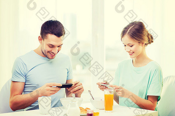 微笑夫妇智能手机采取图片