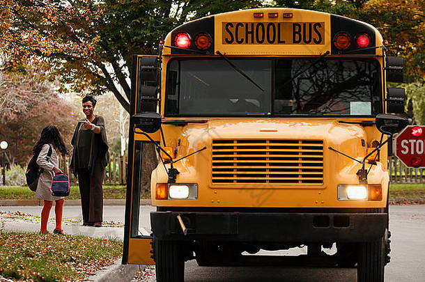 非洲美国女人等待女儿学校公共汽车
