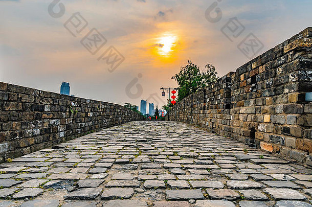<strong>南京</strong>chengqiangming城市墙领先的行墙路中国人灯笼下午日落