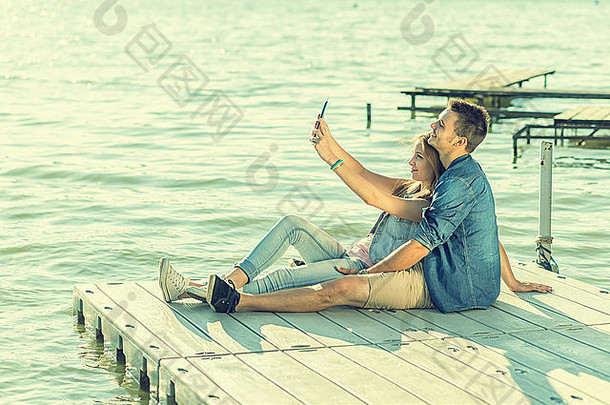 夫妇爱坐着码头自拍