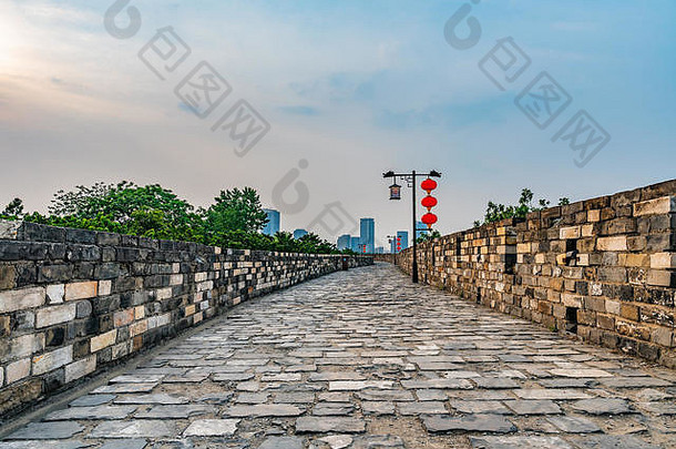 <strong>南京</strong>chengqiangming城市墙领先的行墙路中国人灯笼下午日落