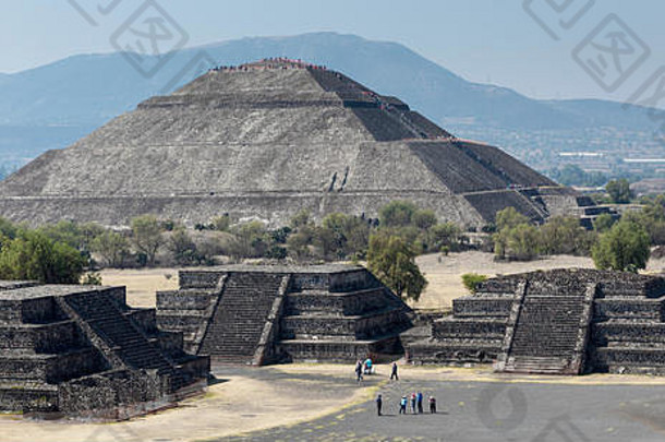 特奥蒂瓦坎墨西哥4月游客在攀爬金字塔太阳旅游广场前面金字塔月亮