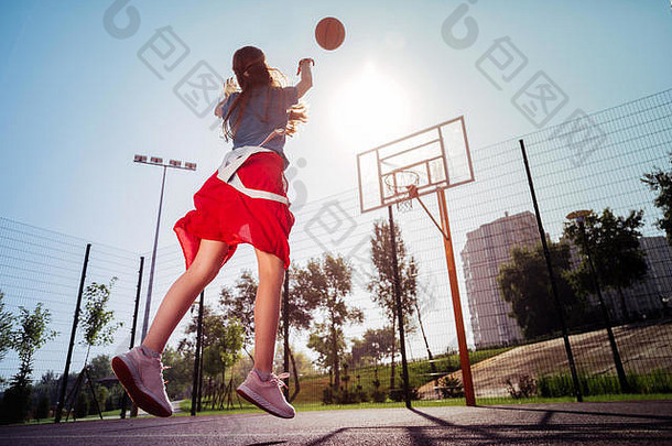 令人惊异的活跃的女孩电镀篮球体育场
