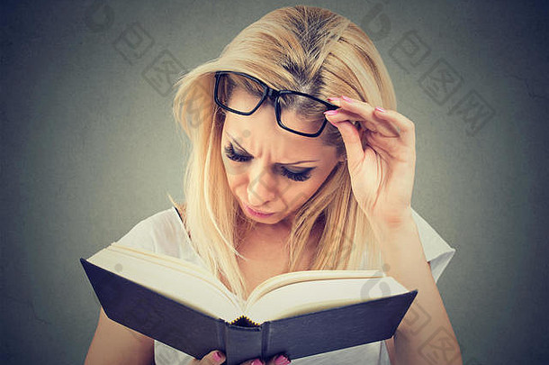 女人眼镜痛苦眼睛疲劳阅读书