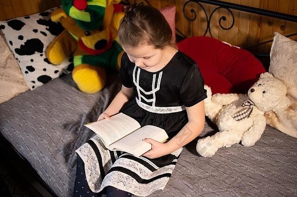 女孩阅读书沙发首页