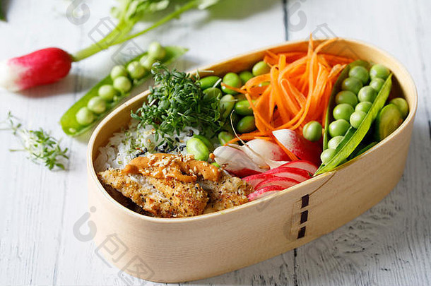 日本风格bento午餐盒子鸡大米蔬菜