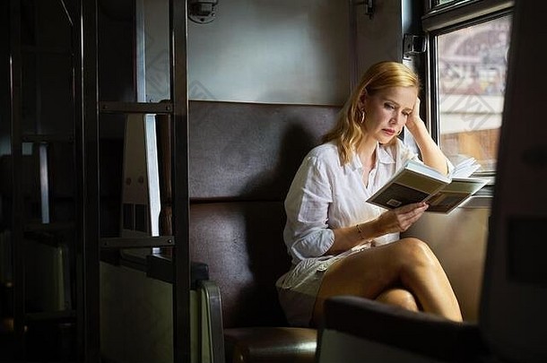 女人阅读书火车