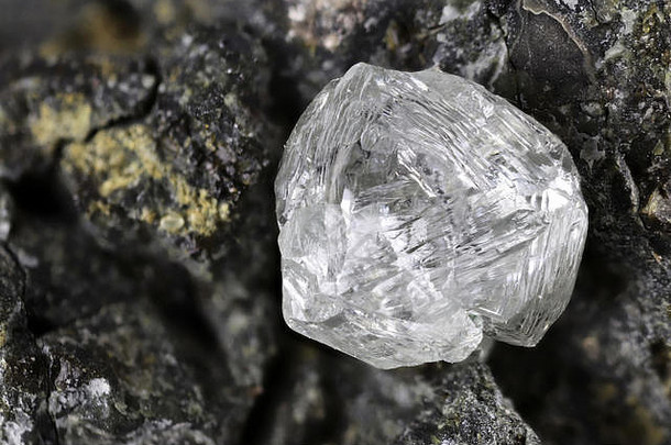 自然钻石依偎金伯利岩