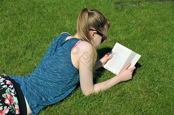 十几岁的女孩阅读书说谎花园夏天