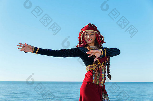 年轻的女人跳舞格鲁吉亚国家衣服海在户外夏天阳光明媚的