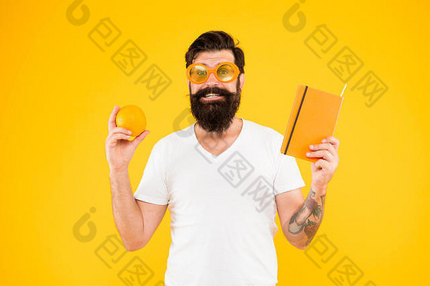 维生素源总计橙色的家伙长胡子喜欢橙色颜色明亮的充满活力的男人。有胡子的快乐的微笑赶时髦的人穿橙色颜色太阳镜持有橙色水果<strong>书记</strong>事本